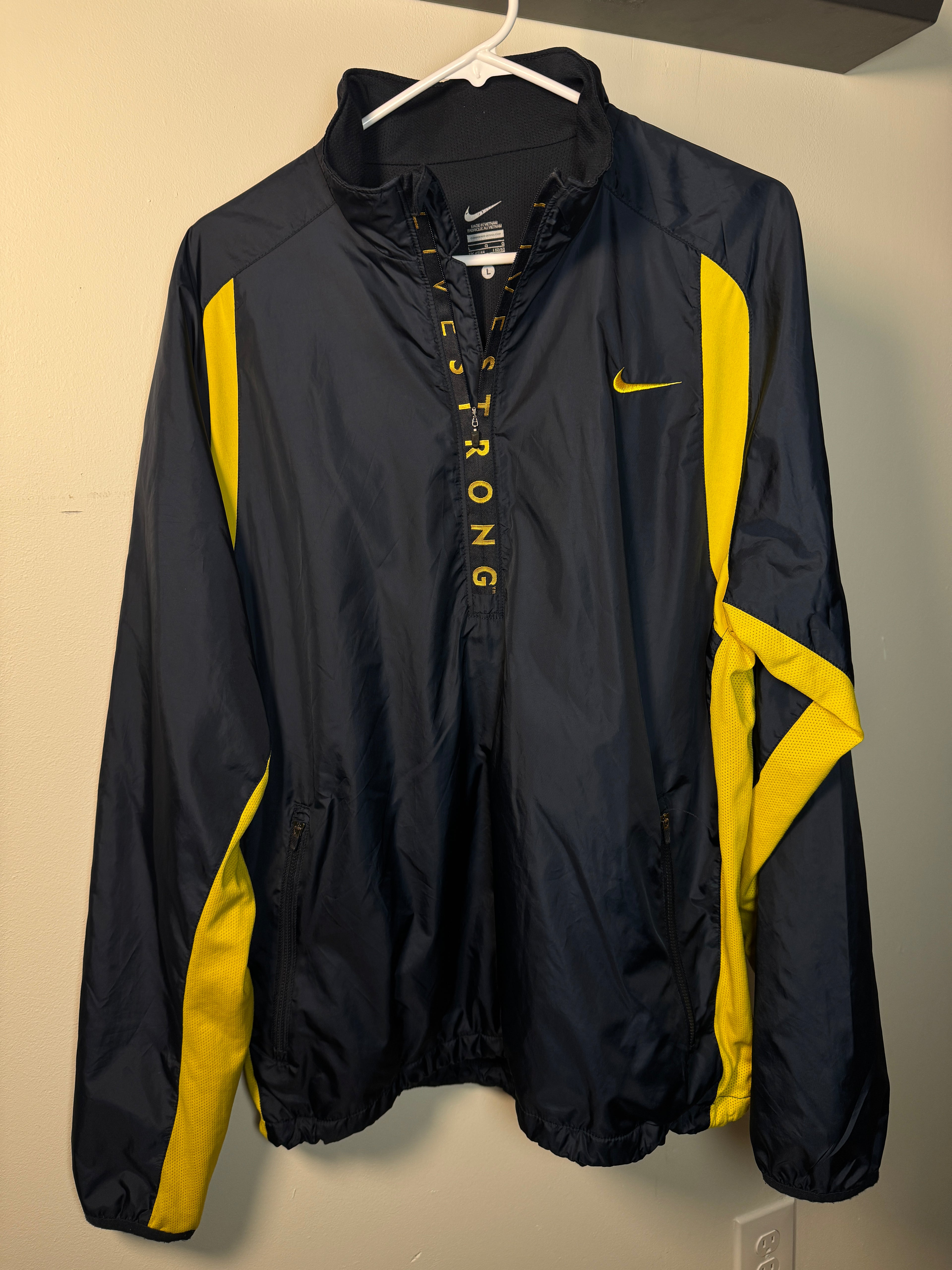 Chaqueta rompeviento Nike Livestrong