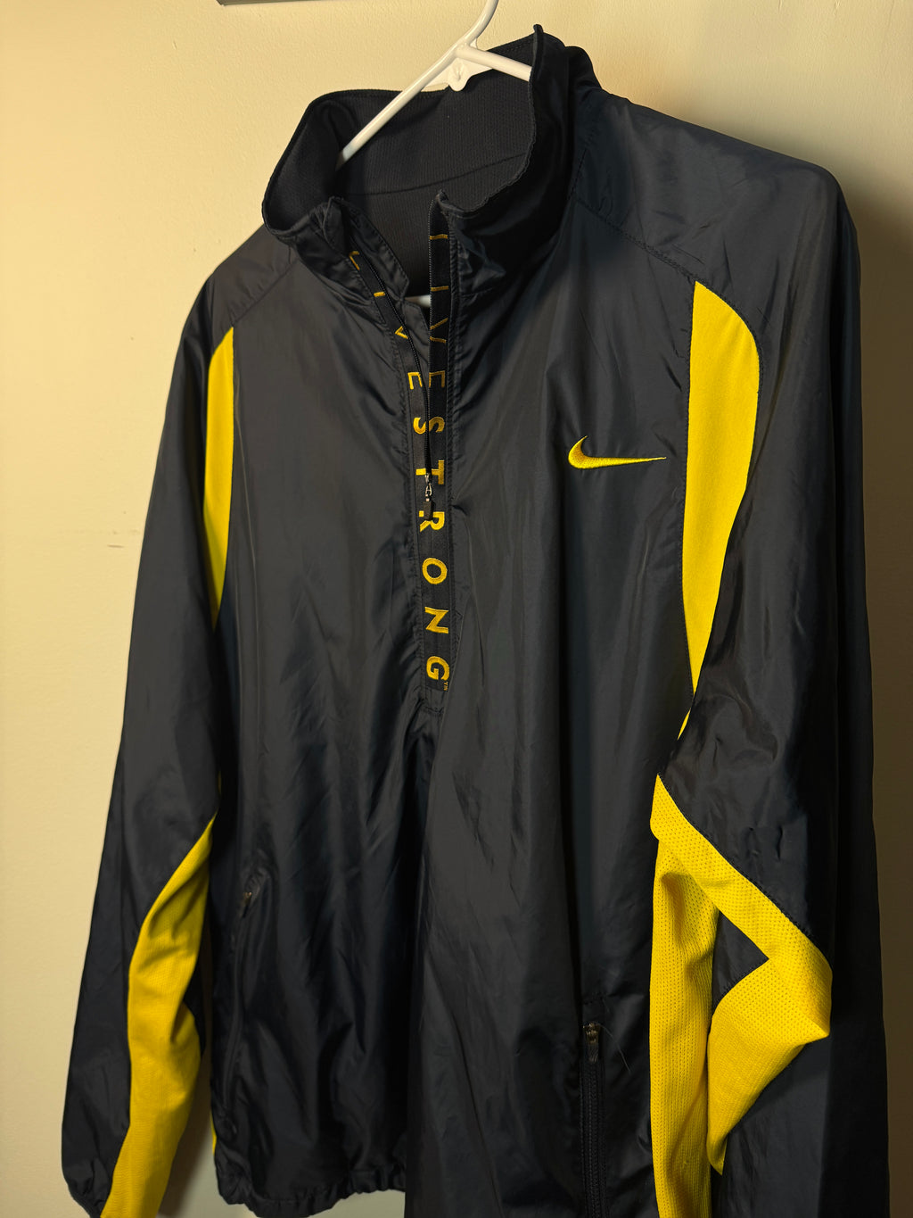 Chaqueta rompeviento Nike Livestrong