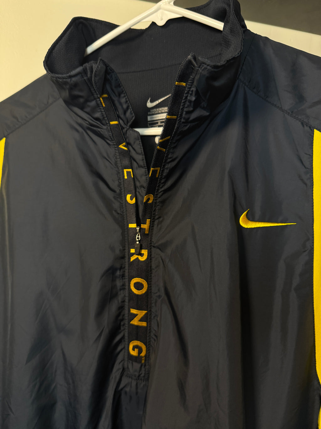 Chaqueta rompeviento Nike Livestrong