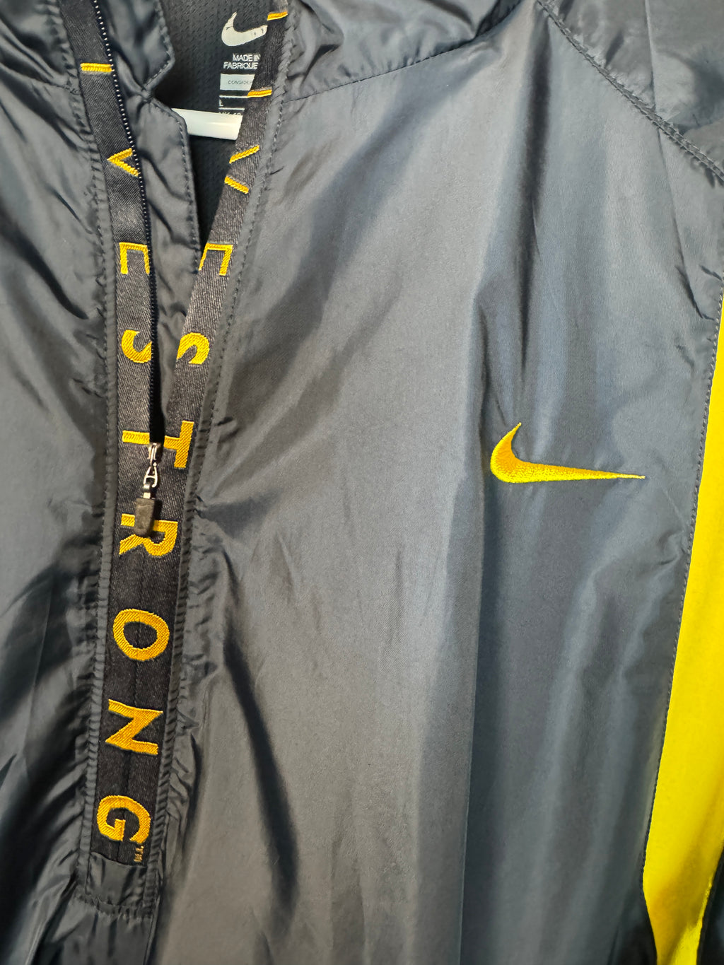 Chaqueta rompeviento Nike Livestrong